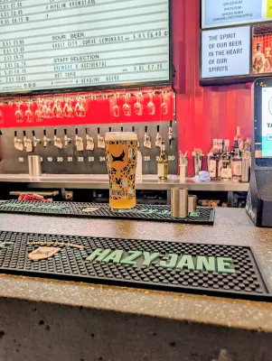 simontomlinson's photo of Hop Topic